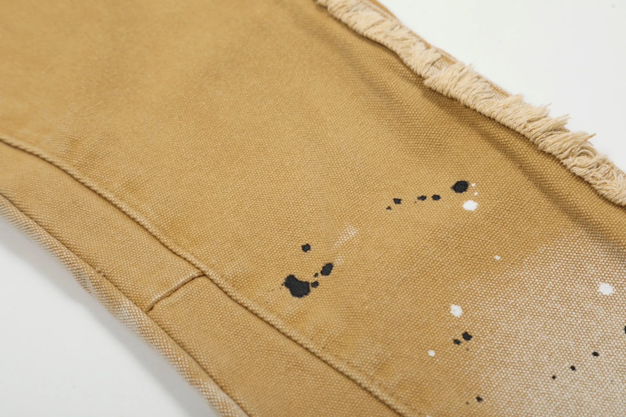 #8129 P250💰 GALLERY DEPT American retro splash-ink splicing micro-horn logging overalls raw edge jeans - Original purchase and pattern making to truly restore the ultimate texture of Vintage - Original hardware accessories, washed and other elevators, QR code analysis are all purchased from the original factory, high degree of restoration, welcome to compare with a certain product~ - Three-dimensional version Loose and comfortable, not picky about the figure, taller and slimmer, factory Seiko, original factory quality control, same style for men and women, can be matched with couples Versatile recommendation: must-have jeans for all seasons Size: S-XXL (28-36)